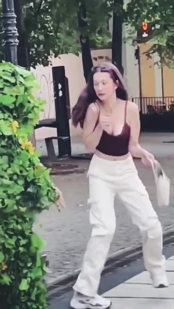 给小姐姐吓得魂都跳出来了咯