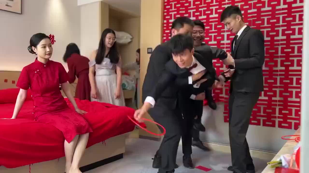 咋滴新娘是不想自己嫁出去啊