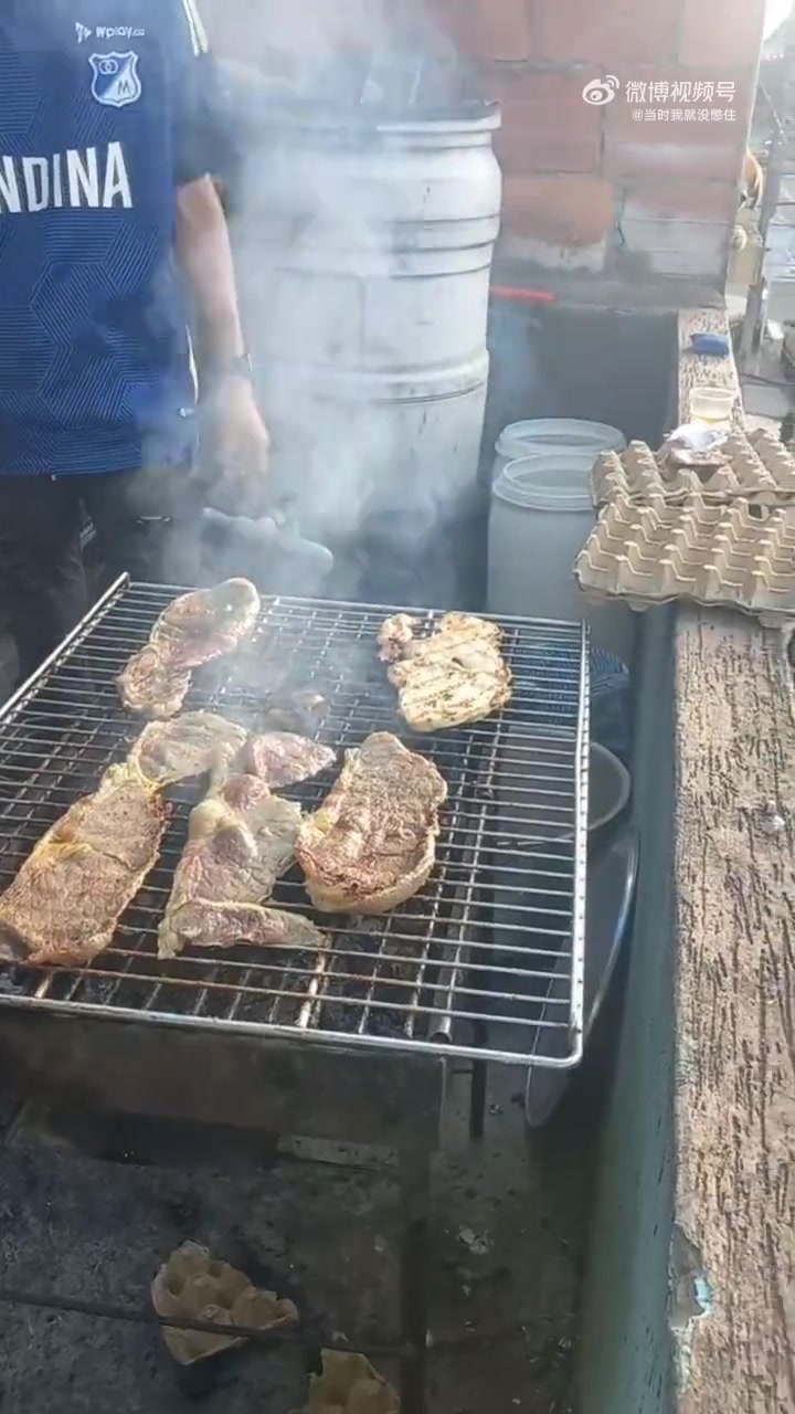 隔壁狗：说几次了别烤这么香！