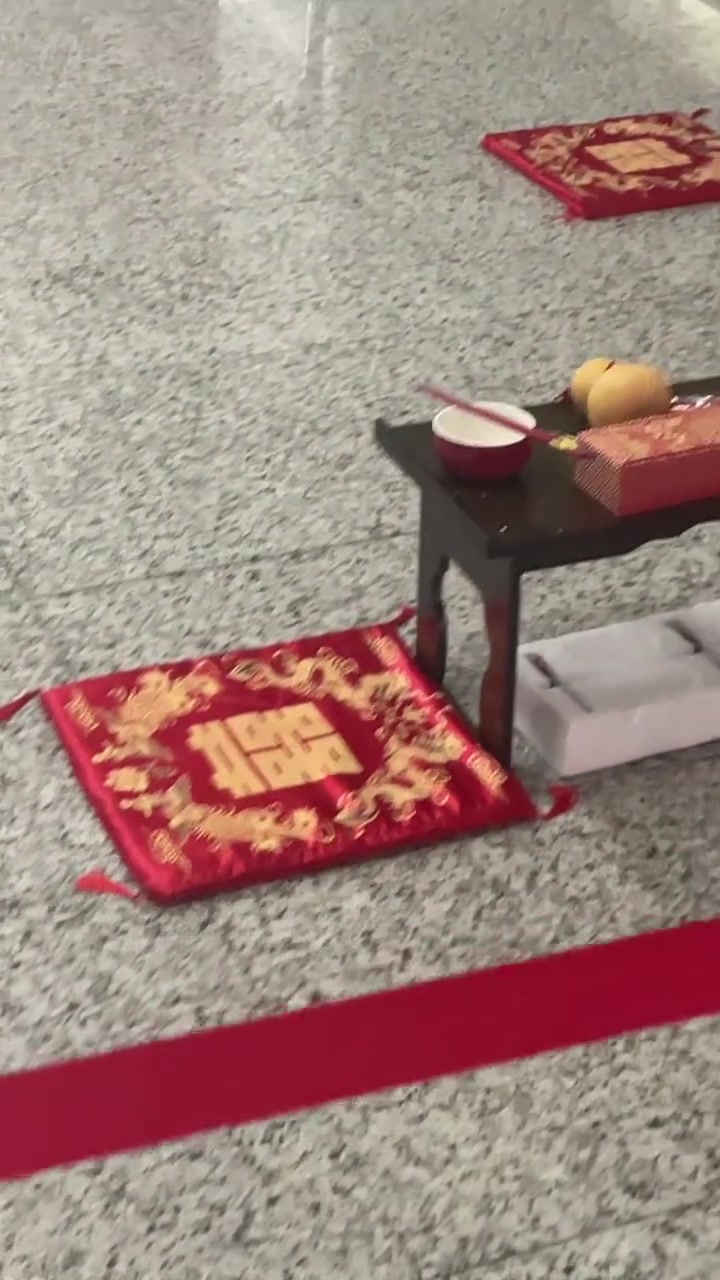 起猛了，在地铁站看见结婚典礼