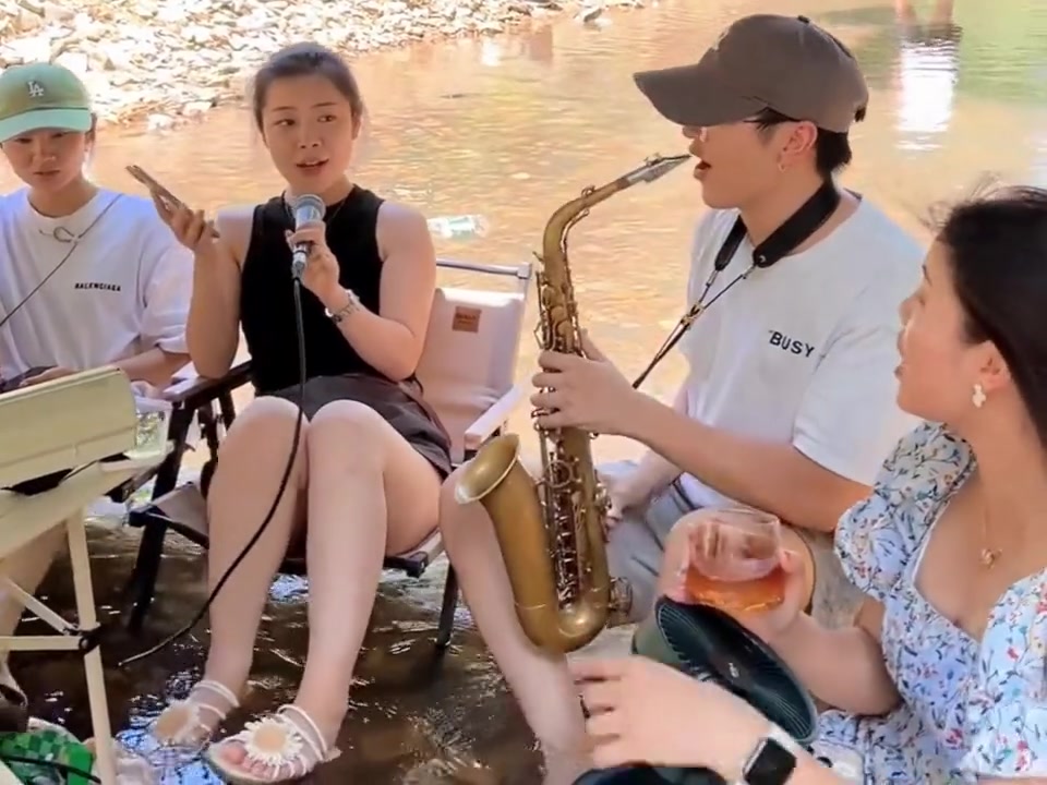 尽管你吹得很好！但我还是更喜欢你旁边的小姐姐