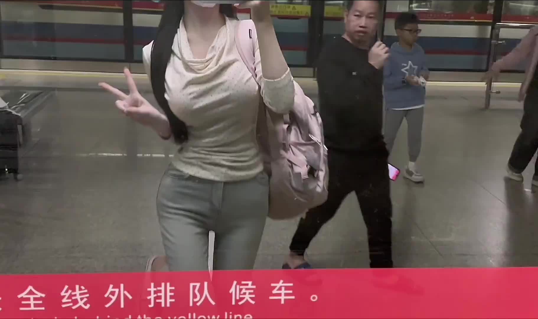 老哥走那么近，是想和小姐姐合影吗