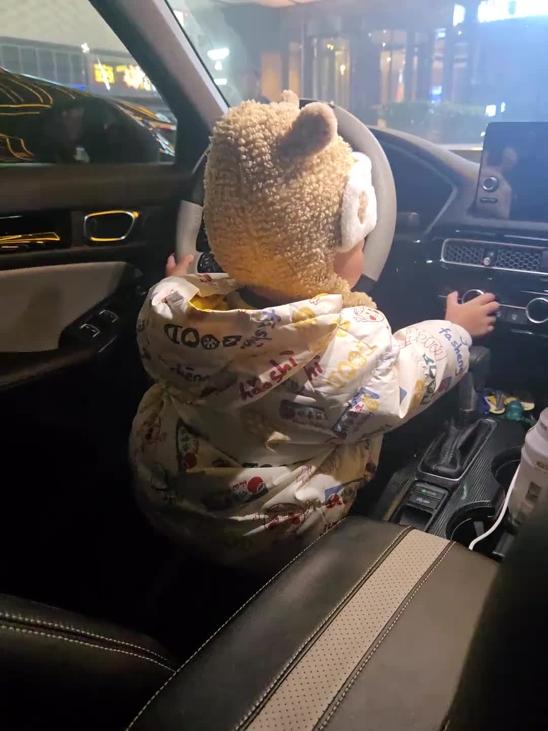 虽然听不懂宝宝在说啥！但是应该是骂人的话！