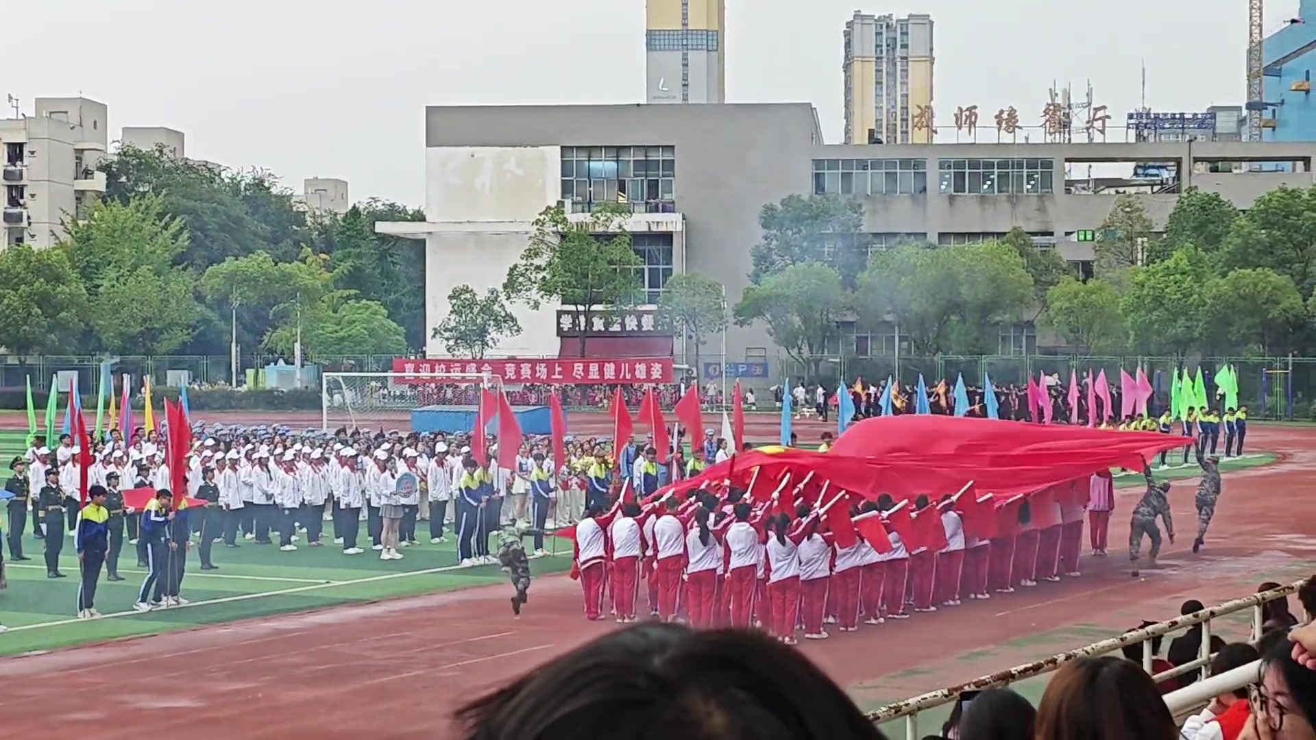 看最后那位兄弟！！他好像在说：“告诉俺娘，俺不是孬种”！！！