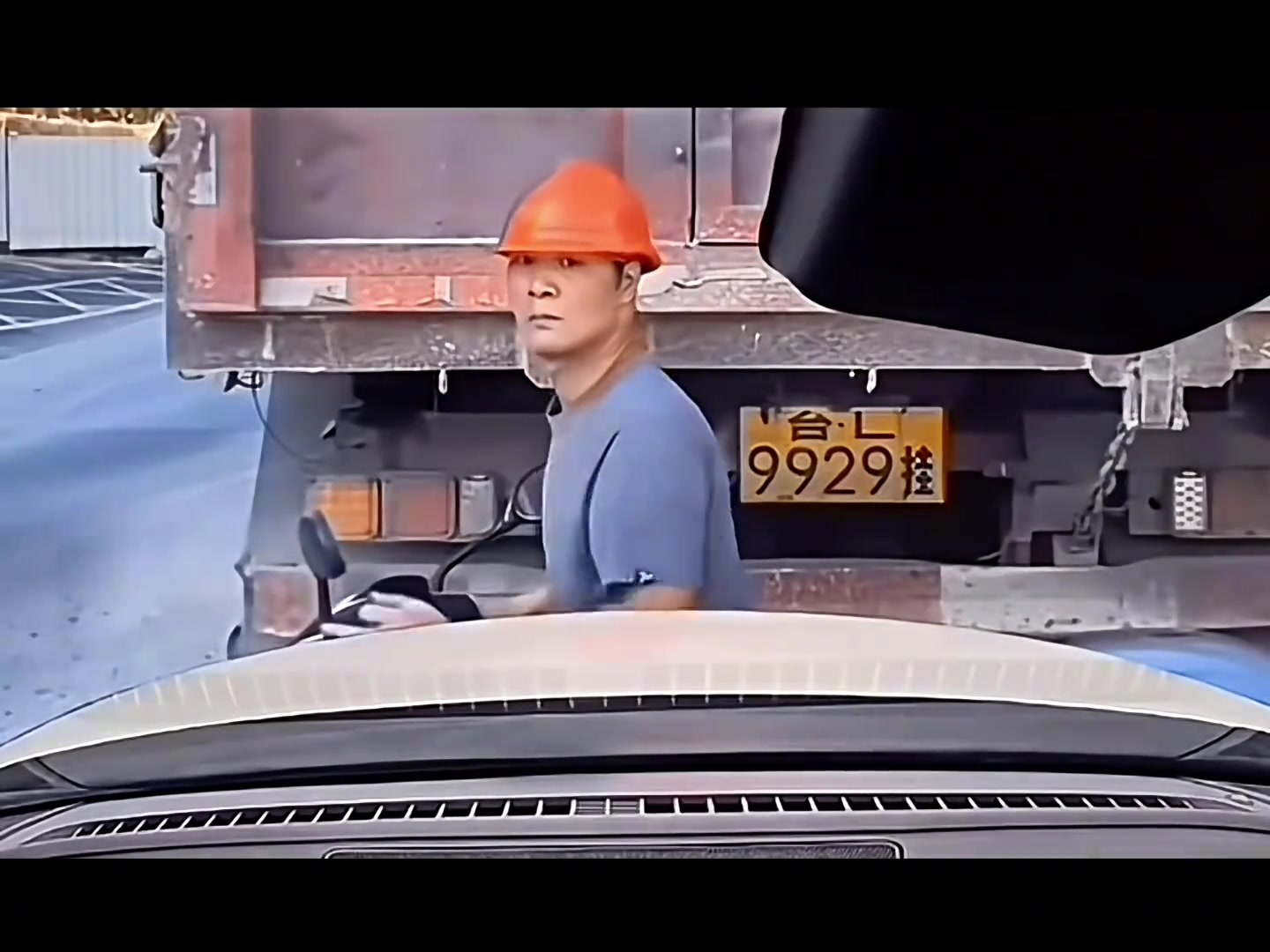 看到最后有惊喜，手指说比就比，地上说睡就睡