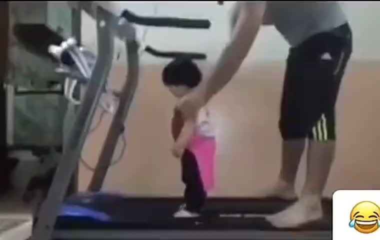 还没走稳的孩子愣是被他爹教会了跑