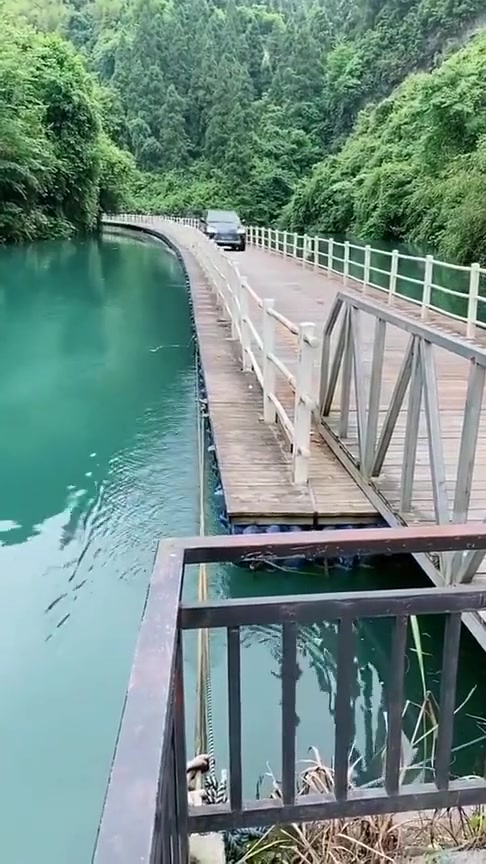 可乐瓶撑起的浮桥，真的很好用，过车都没问题！