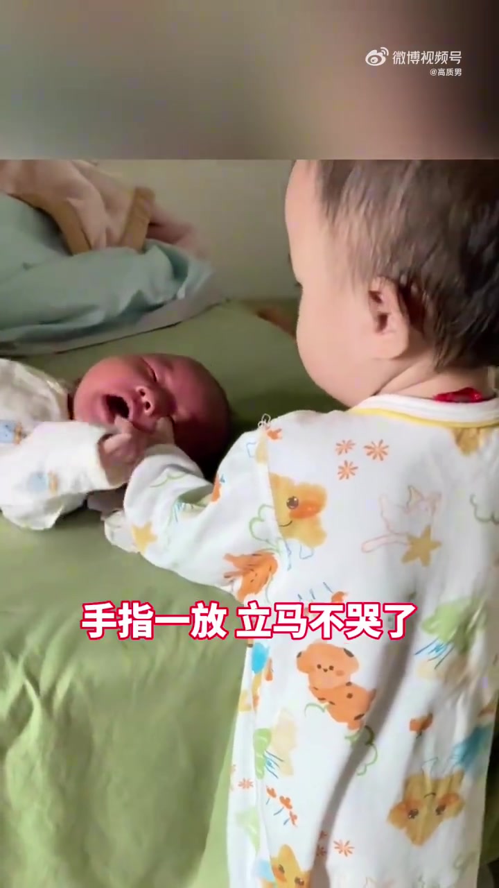 一岁多宝宝把手指当奶嘴哄妹妹网友穿尿不湿的才懂穿尿不湿的