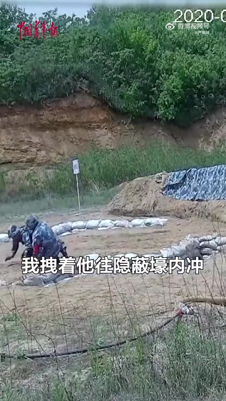 手榴弹实弹投掷考核出现特情，教导员生死时速成功处置险情