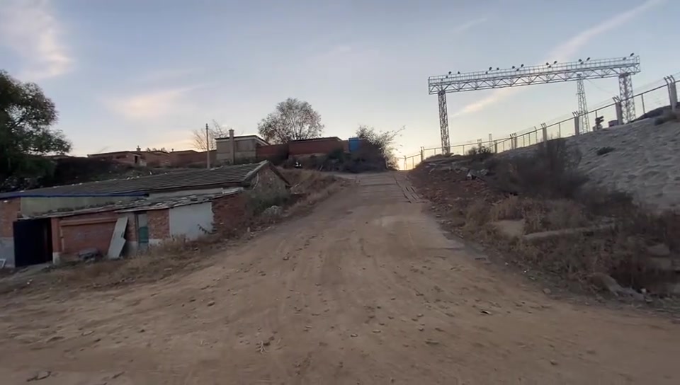小伙下坡刹不住车，结果