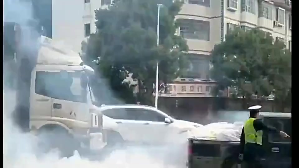 交警一转过头，车呢