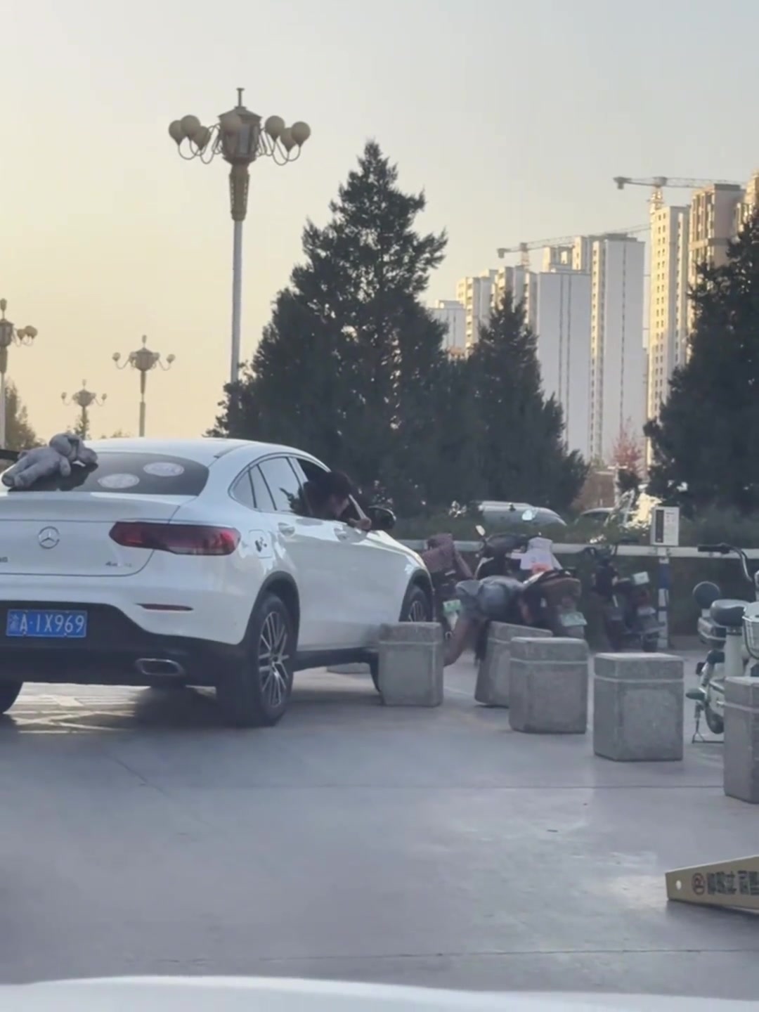 虽然小姐姐车技不好，但是搬石头的力气好像也不大！