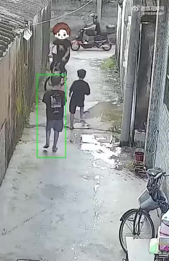 笑是忍不住，上去帮忙是素质
