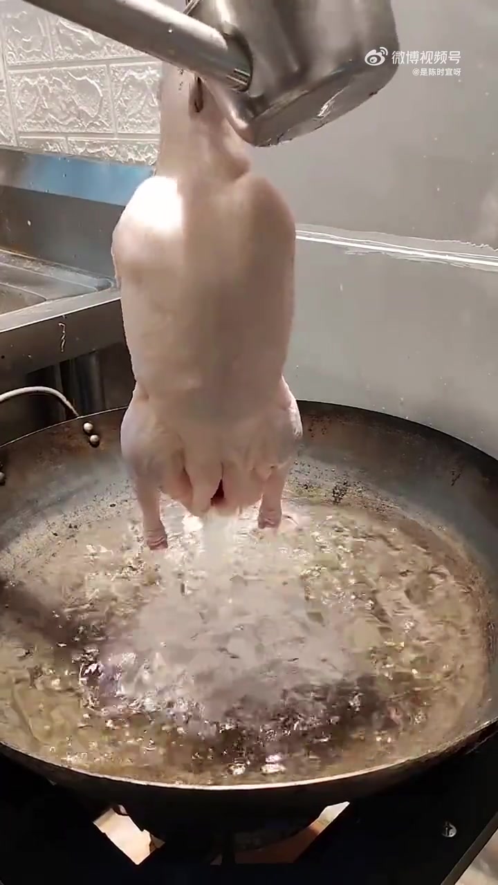 这鸡原来是这样鼓起来的！看起来好嫩啊！