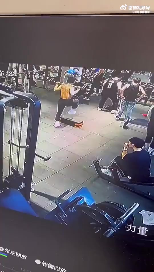 健身房男子举杠铃时发生意外，谁的责任！