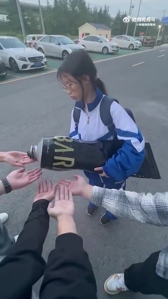 现在什么都有ultra版本了是吧这是什么巨人护手霜