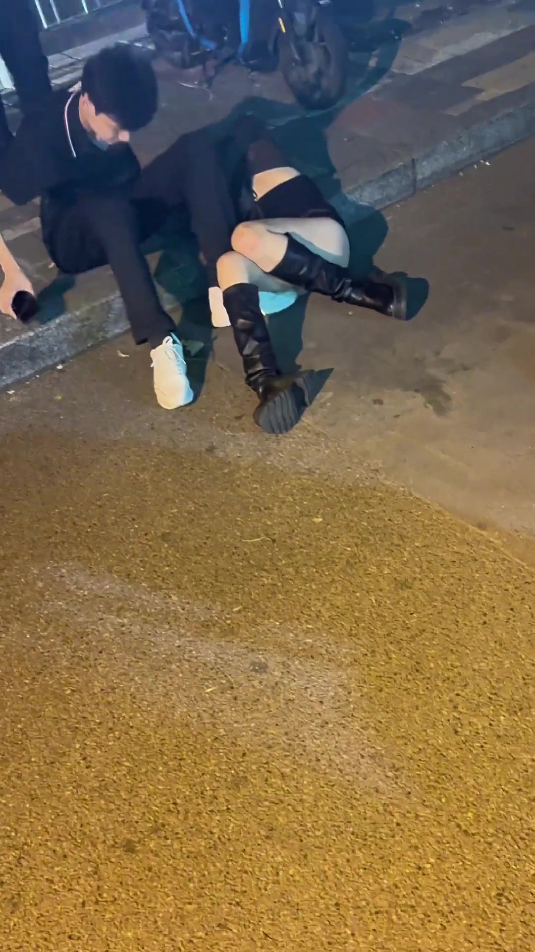 你自己都喝多了还在扶小姐姐啊