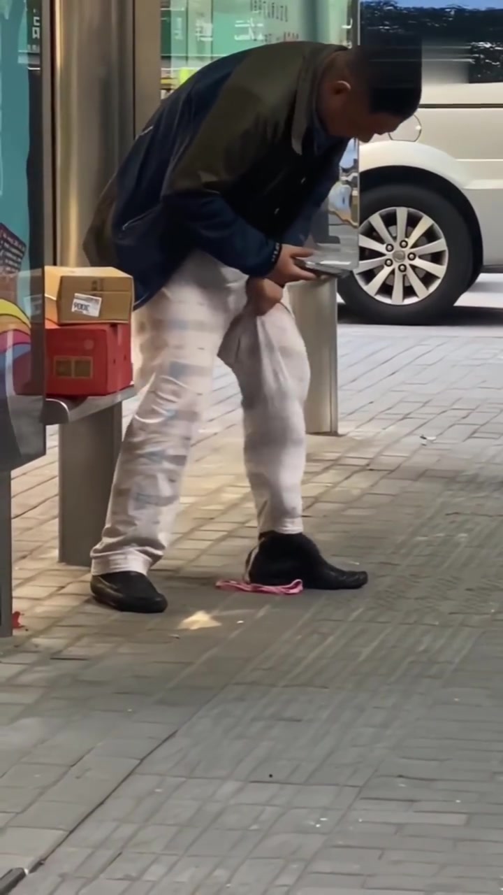 公交站搞笑一幕，难道是貂不能防寒保暖了么！