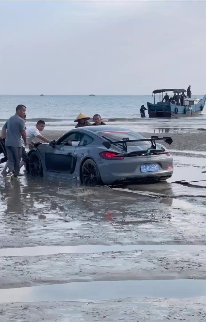 这下玩大了吧，底盘基本上废了吧海水的腐蚀性很强