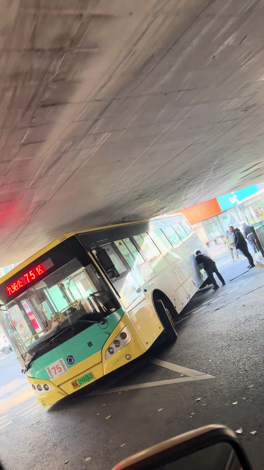 按理说公交车线路不应该都是固定每天跑的么这司机是新手