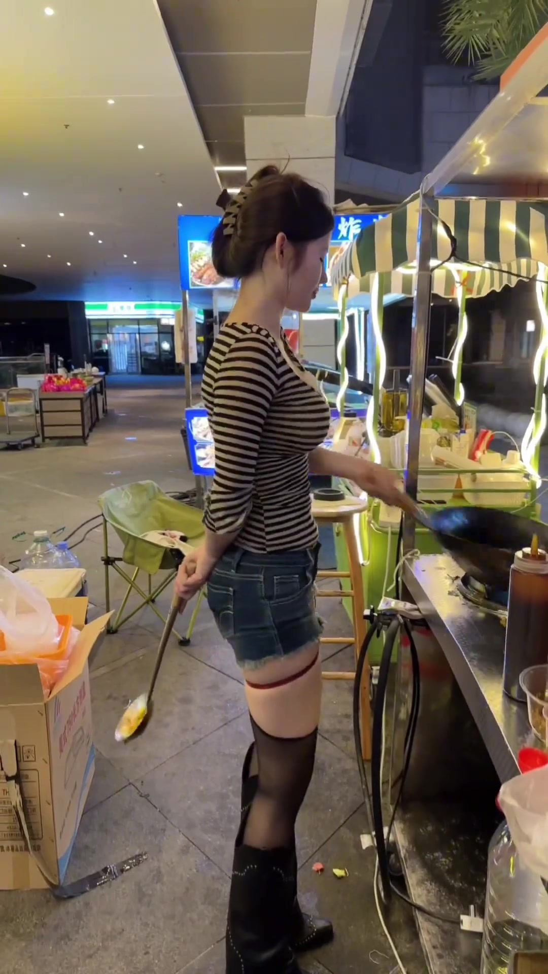 老夫要是没猜错的话全是男的来吃炒饭的