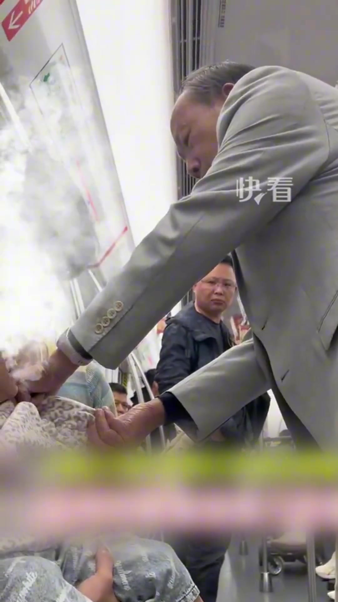 幼儿地铁上哭闹不止，路过老中医一眼看出问题