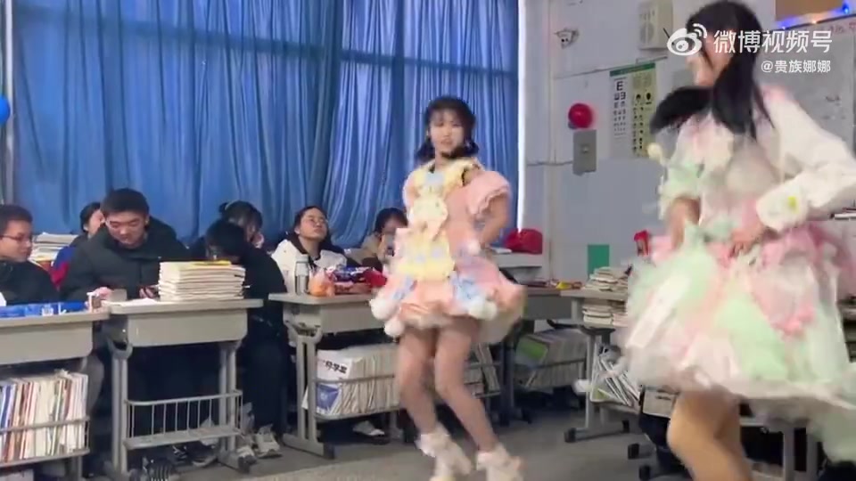 学校文艺表演两个可爱美少女跳舞！男生们的暗恋对象有了名字！