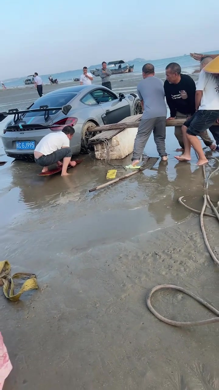 海边沙滩飘逸须谨慎
