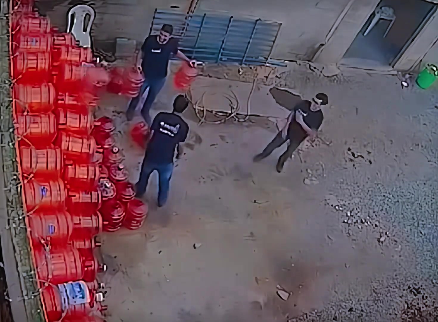 如果我猜的不错，这几个哥们三天之内话题都离不开这个水桶了