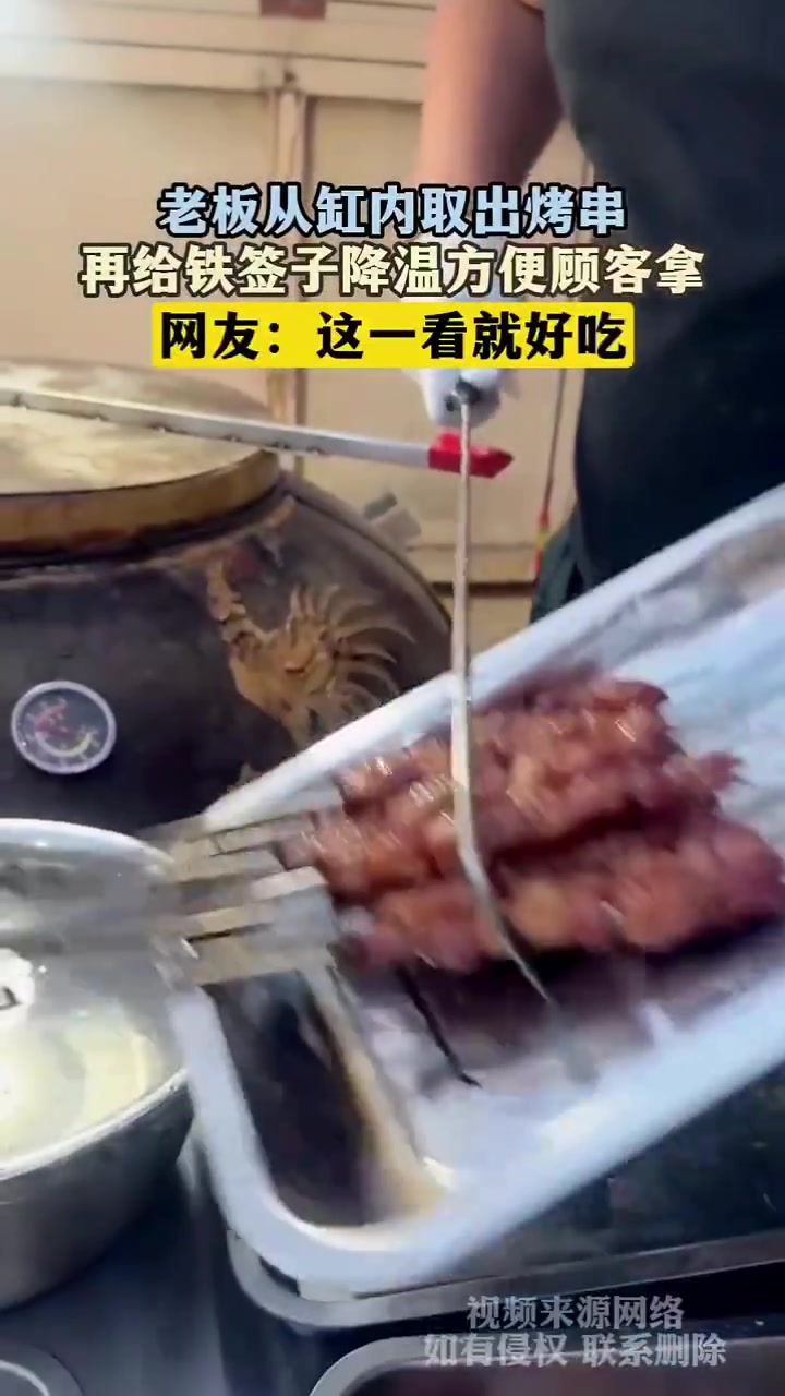 老板从缸内取出烤串，再给铁签子降温方便顾客拿