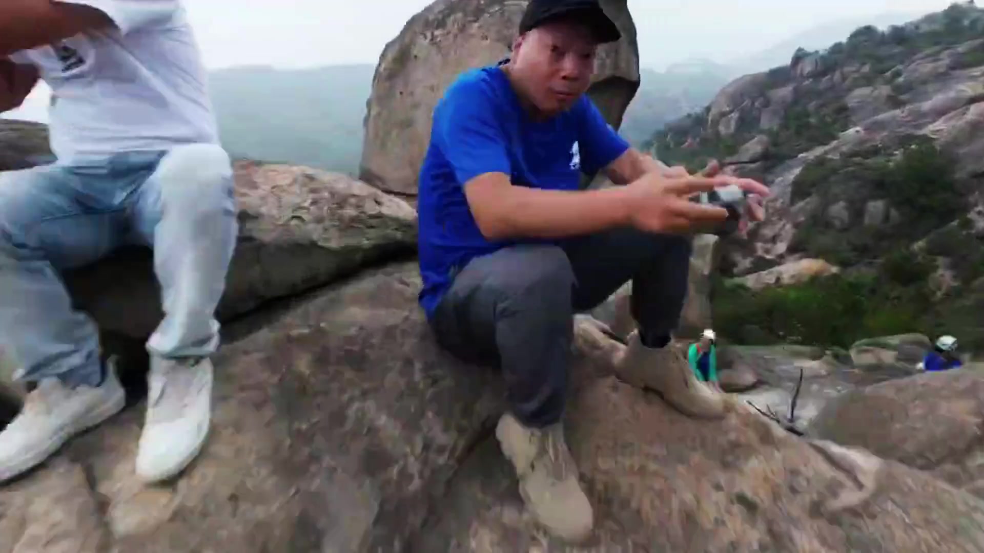 惊险瞬间！关键时候一个低头躲过最终石头扛下了所有
