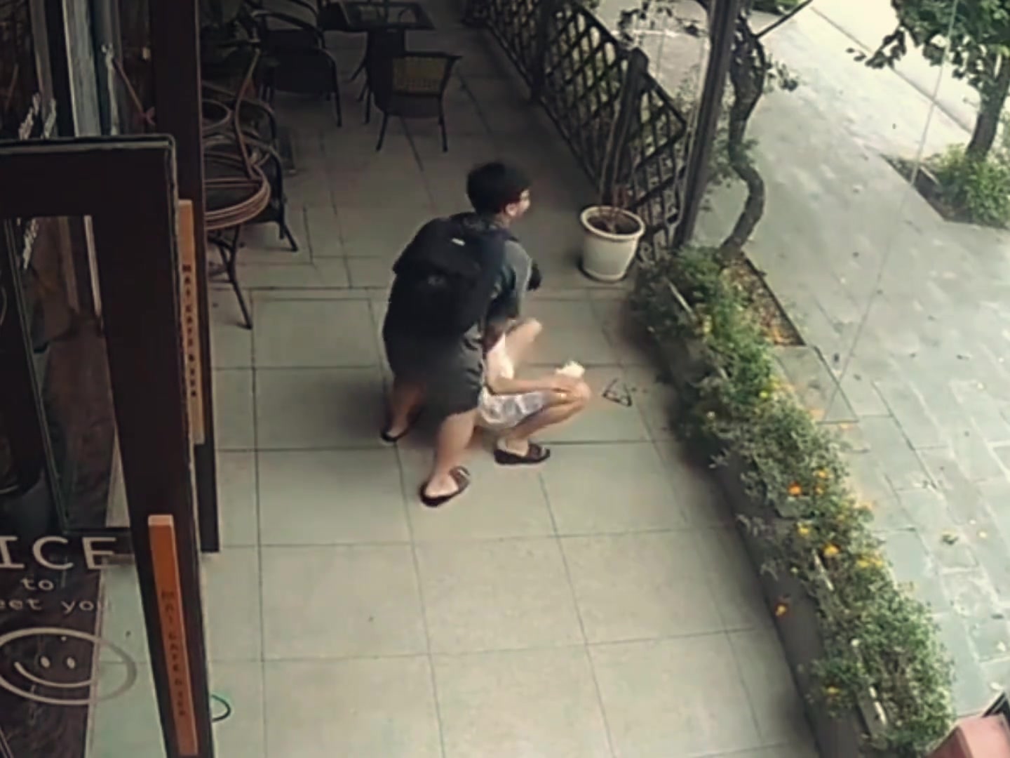 前方似乎一片光明却不知有一道玻璃挡住了前进的道路
