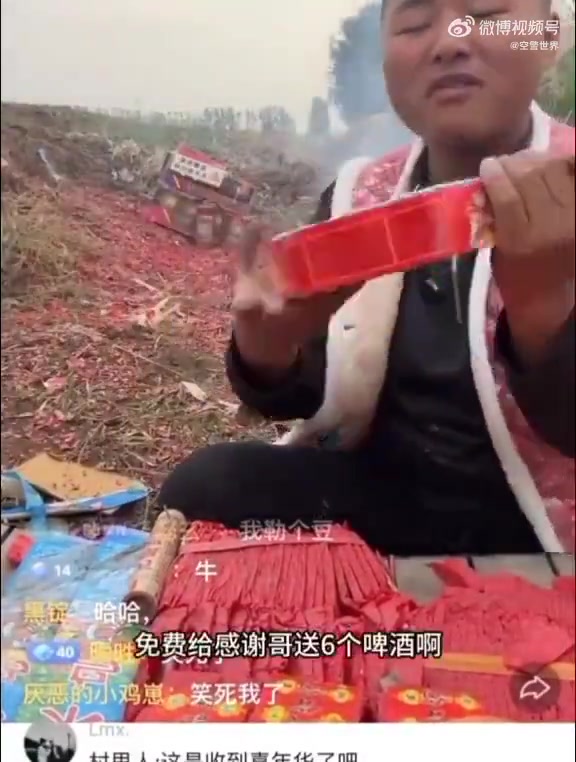 小哥直播放爆竹，乐极生悲