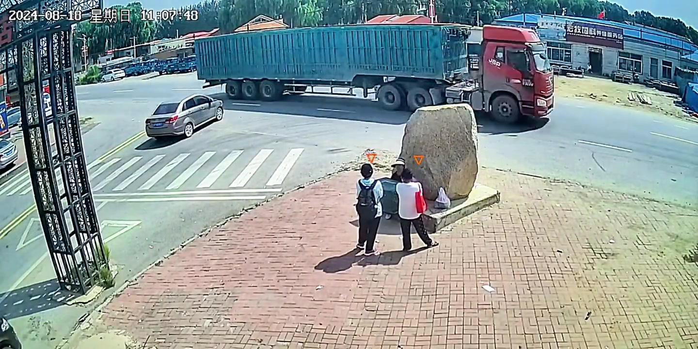 监控下危险的一幕，与死神擦肩而过