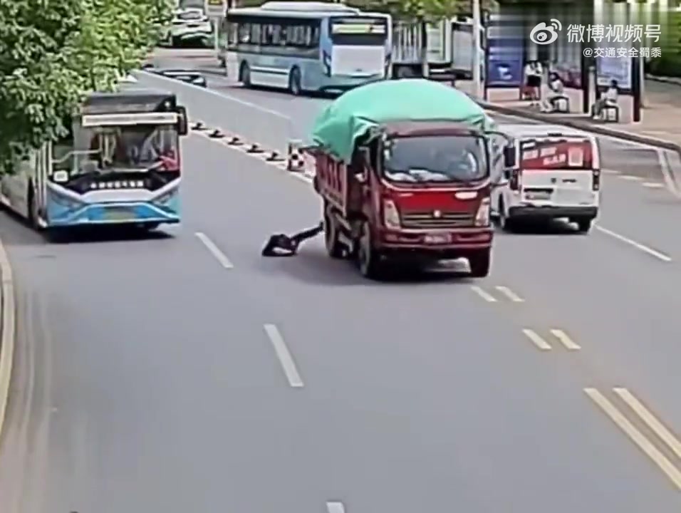 小孩下公交后准备横过马路，临近马路时突然加速横穿马路结果...