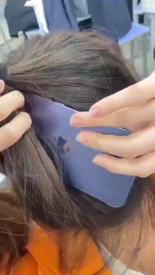 高中女生藏手机，老师不是看不见你的手机，是看不见你的未来