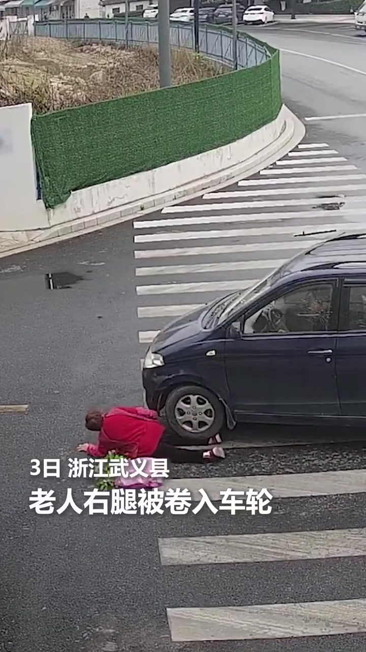 老人右腿被卷入车轮，危急时刻，他们从四面八方冲过来抬车救人