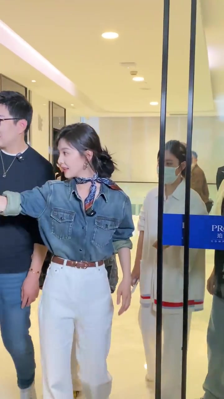 章若楠路透，当她一出来现场“哇”声一片，这姐真的是太美了