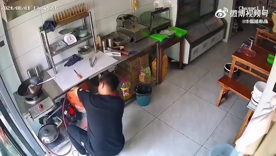 煤气泄漏，检查过程中闪燃！！衣服瞬间烧没了