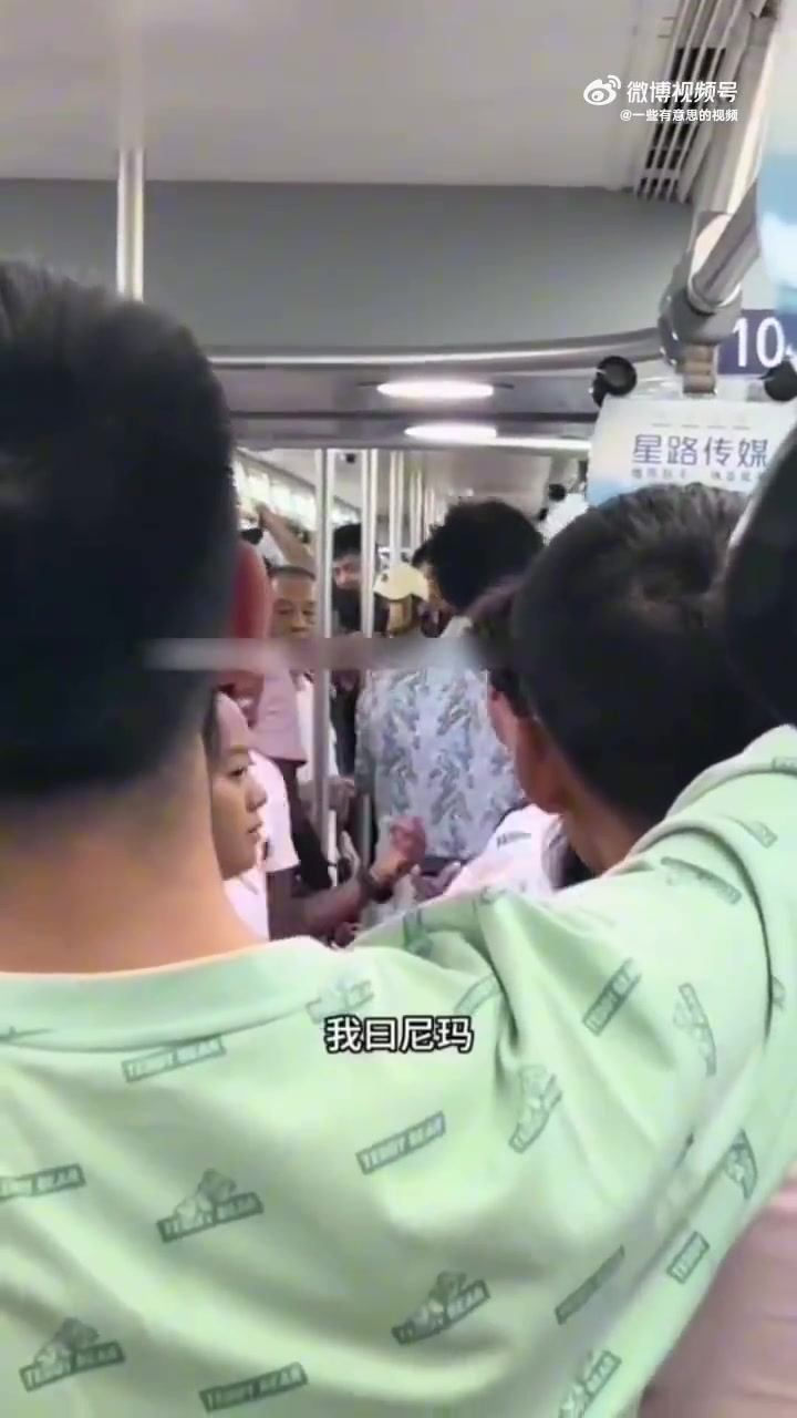 成都地铁，黑人男子用中文骂人，旁边大叔看不下去指着鼻子怒怼