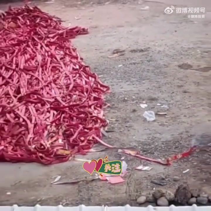 当村里所有的鞭炮一起放年兽：老人孩子先走