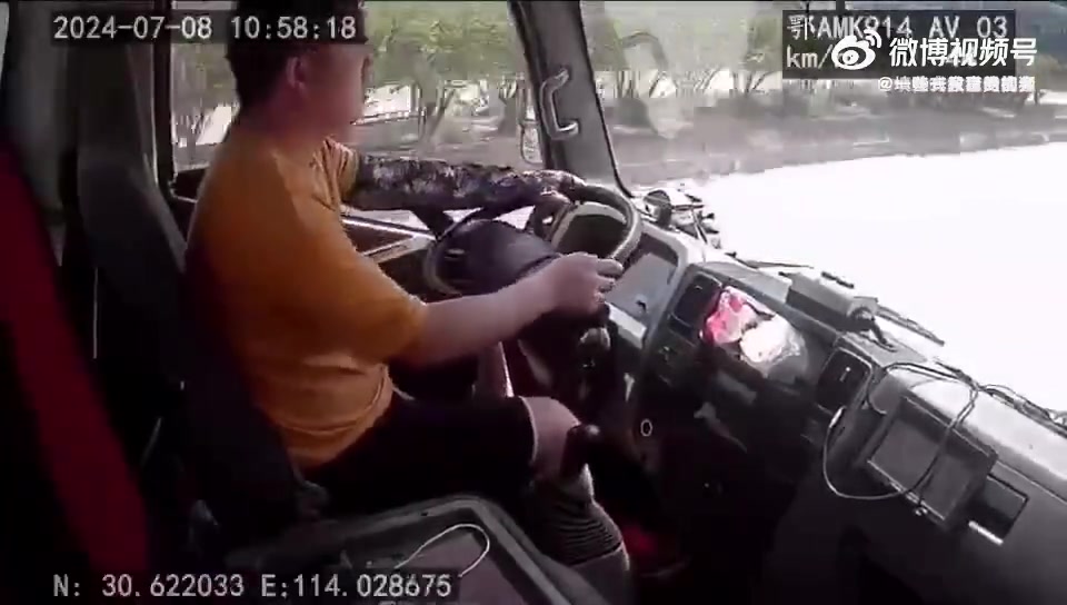 大车保持速度未让道，与随意变道的宝马相撞大车的做法是否正确