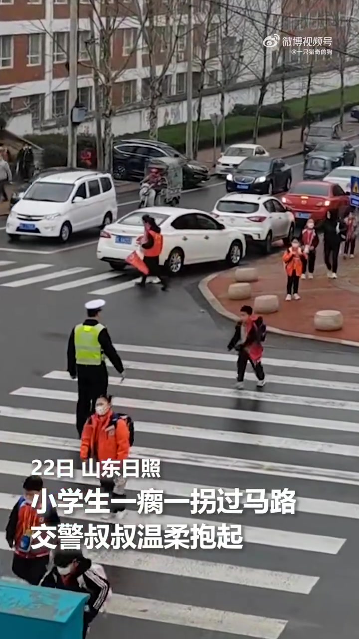 看孩子一瘸一拐，交警叔叔一把抱起，简单的动作，却让人感动！