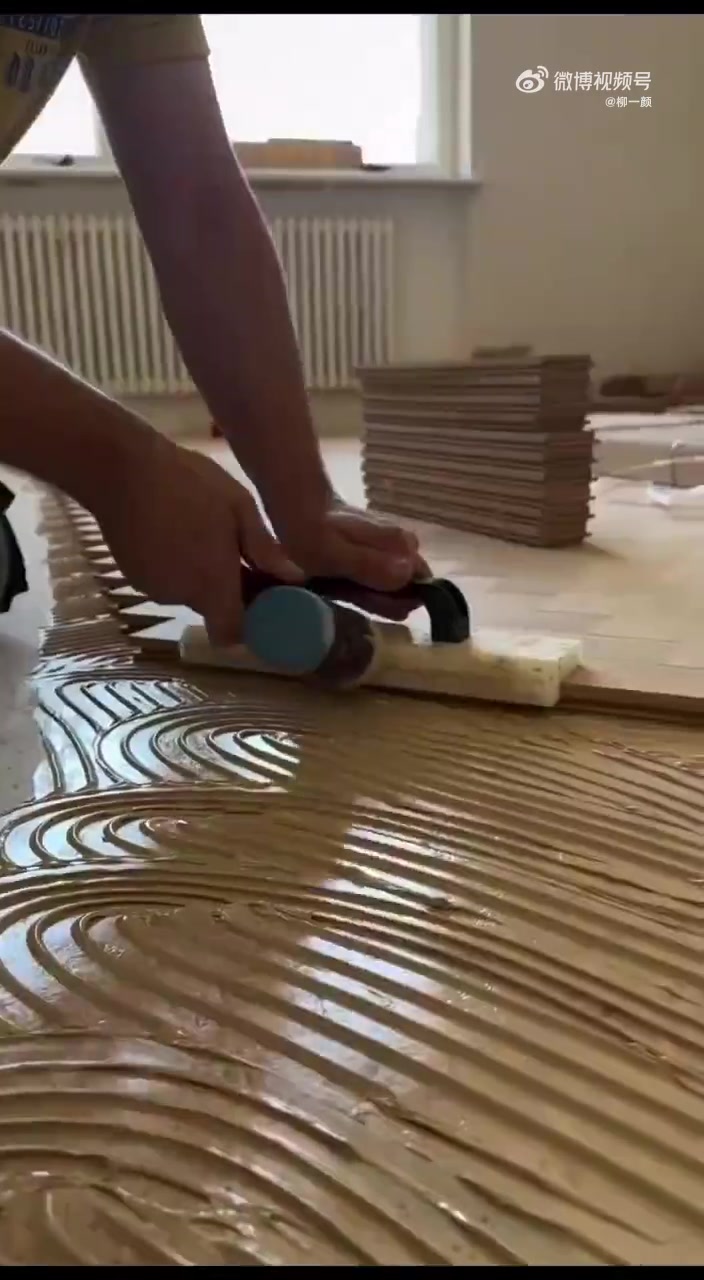 人形木地板拼接，整齐的纹路看着真解压！