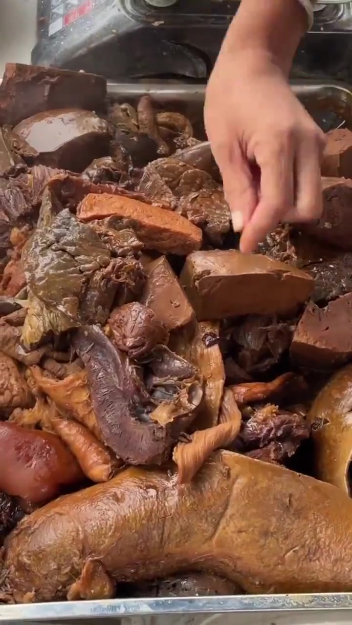 河北沧州阿姨卖牛杂，一天只出摊2小时，买到全靠抢，不让上手挑
