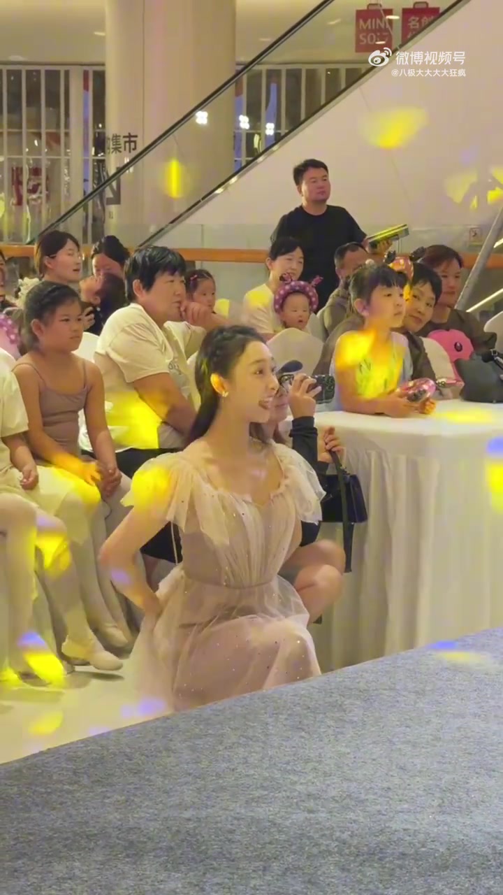 小朋友台上表演，老师台下带舞网友：这位爸爸拍的真稳