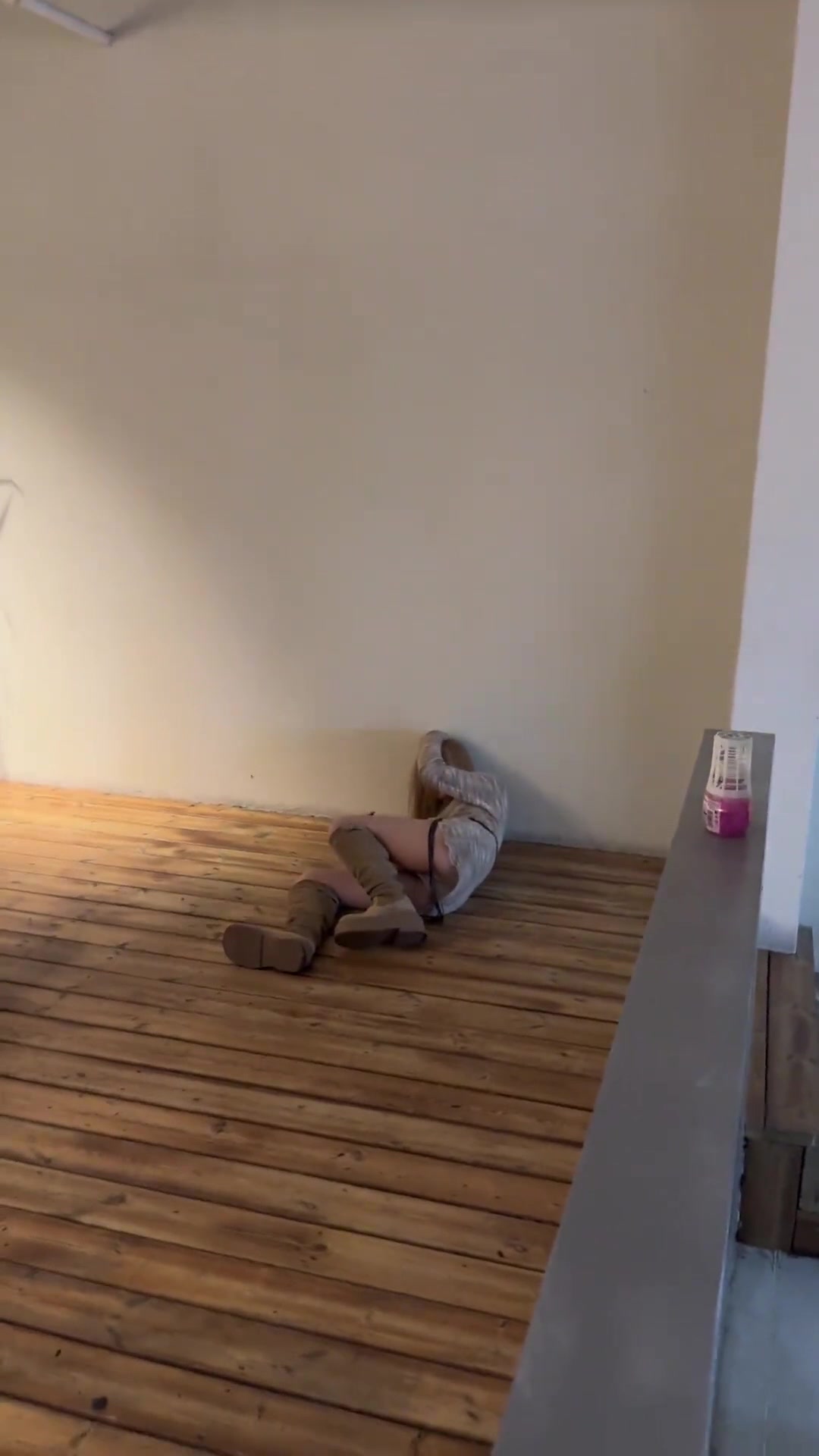 这一脚踹的真结实啊！真没想到小姐姐还能笑出来啊