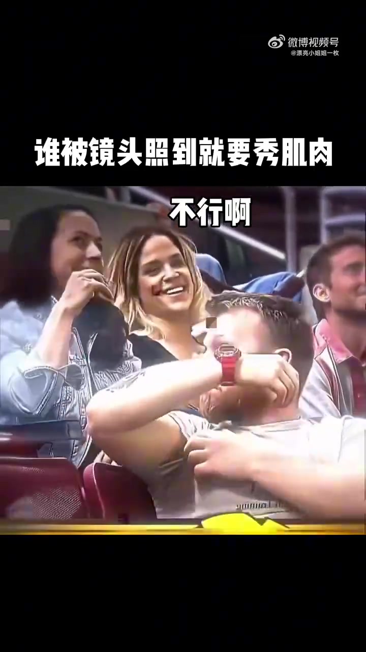 男生在镜头展示肌肉，结果被后面的小姐姐秒了