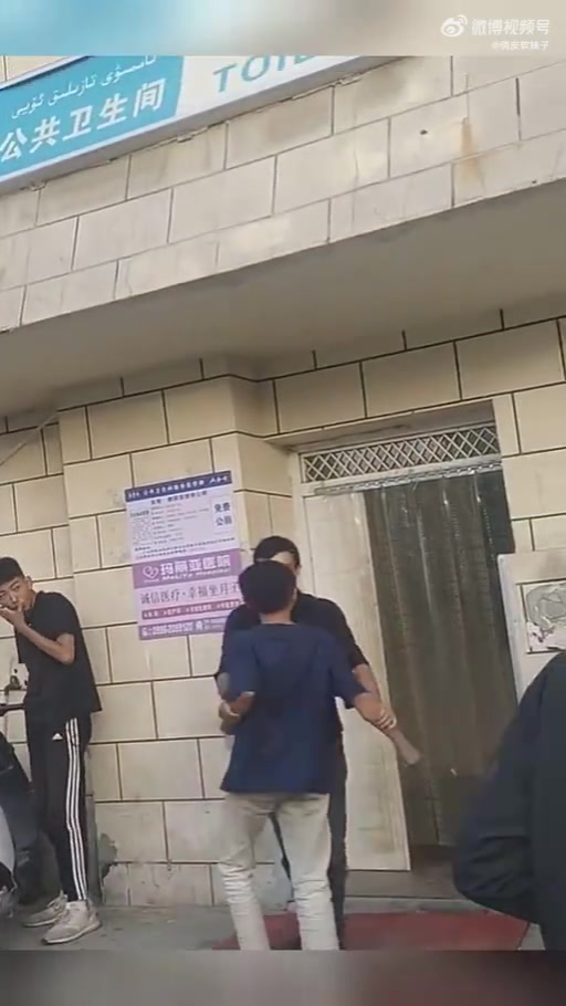 这黑衣服是个狠人，从容淡定，压得住脾气，不同小伙计较