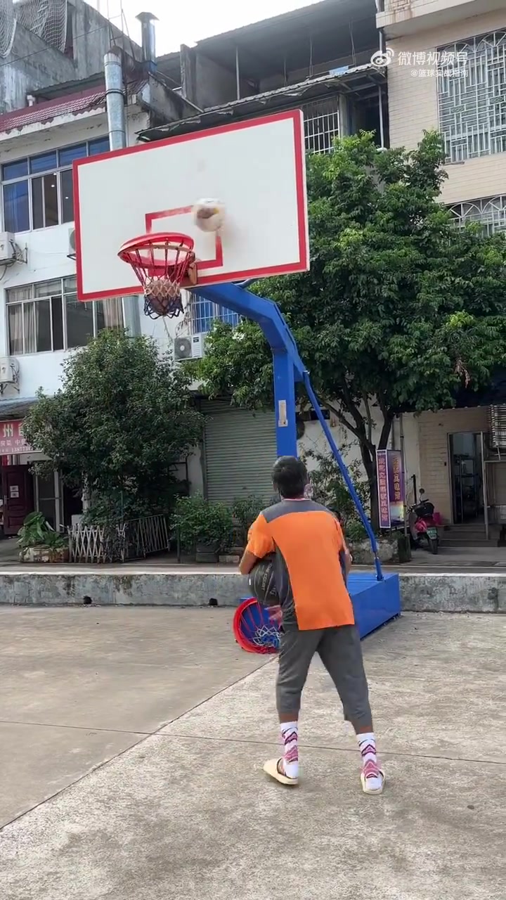 这篮球踢的真好，为何不去当足球老师